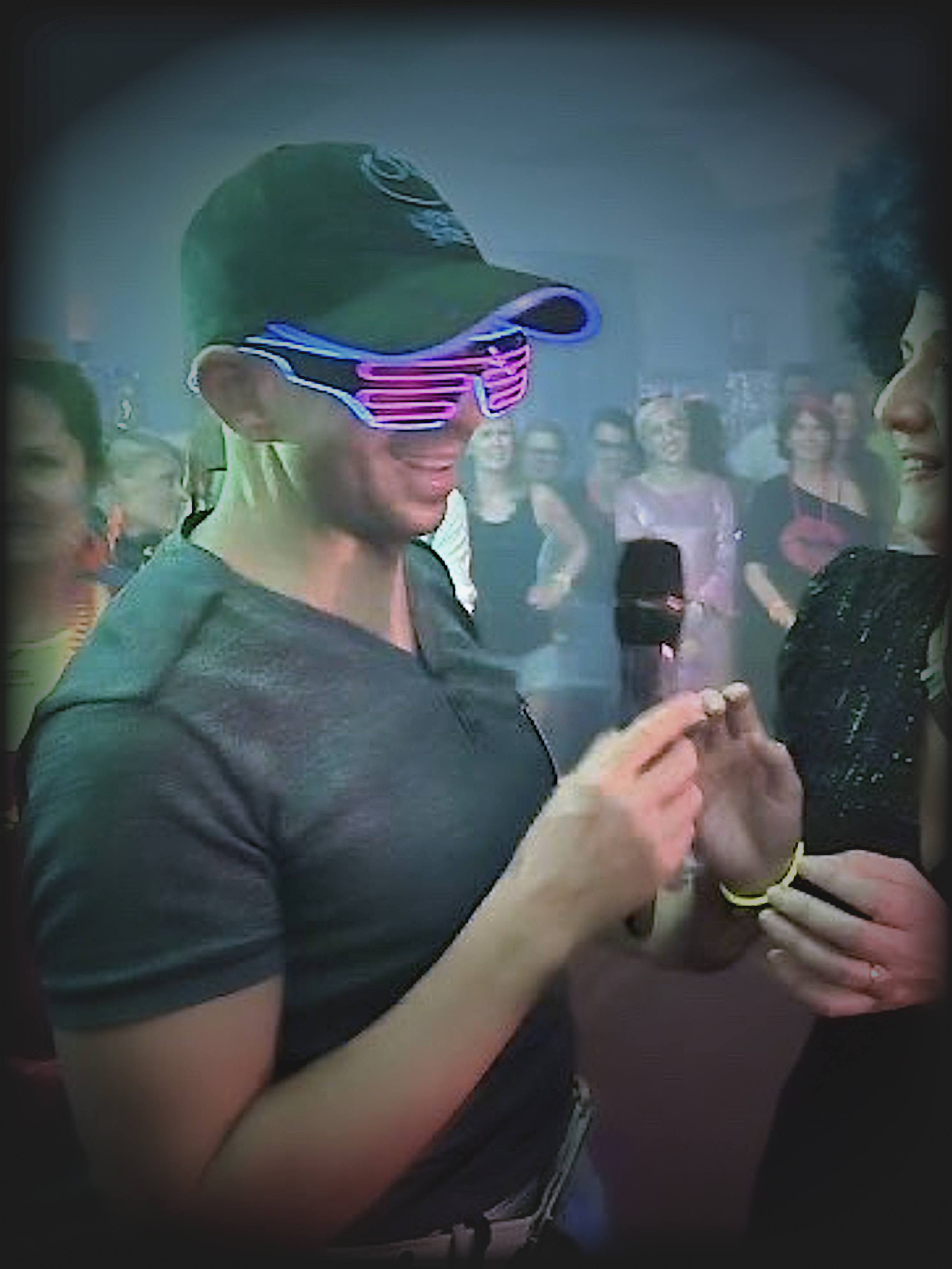 Alain – DJ animateur AnimaSON, lunettes LED neon