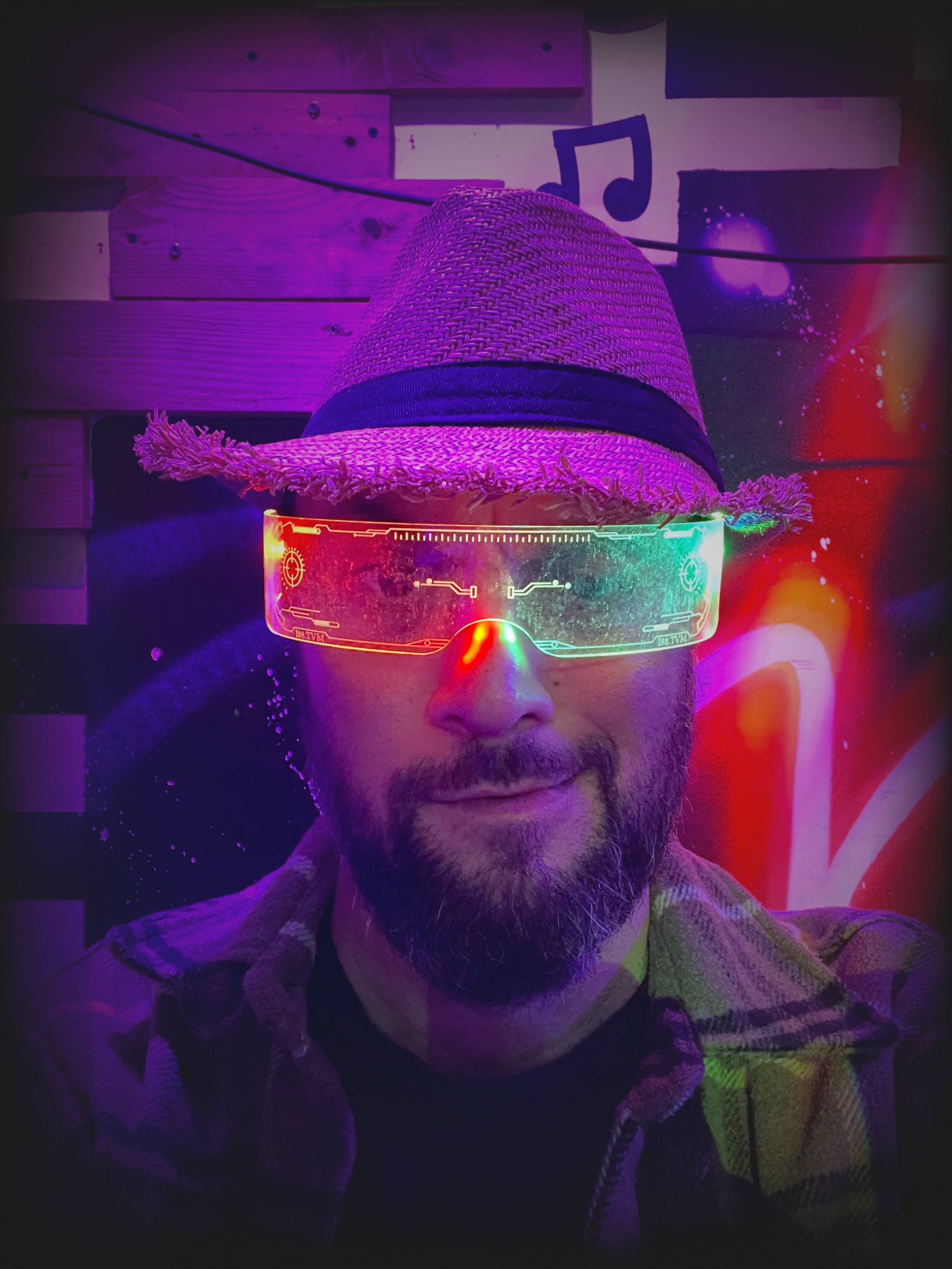 Alexandre – DJ principal AnimaSON, lunettes néon cyberpunk
